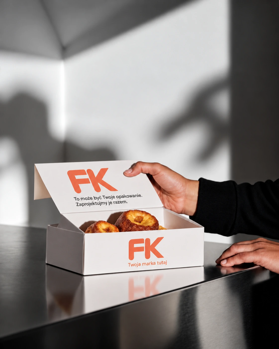 Mockup pudełka z logo FK i wypiekami